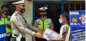 Sat Lantas Polres Lahat Bagikan Sembako , Masker dan Tongkat