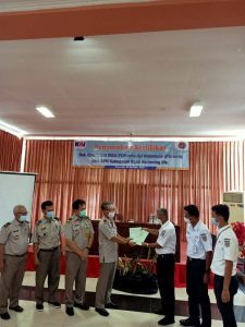EVP Divre IV Tanjung Karang Eksekutive VP Menerima Penyerahan Sertifikat Tanah dari Kepala BPN OKU