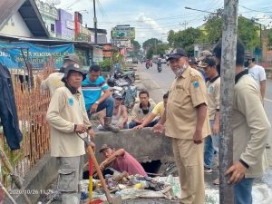 DLH Lahat Bersihkan Selokan dan Himbau Jangan Buang Sampah Sembarangan