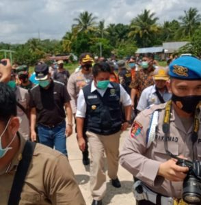 Gubernur Sumatera Selatan H. Herman Deru Tinjau lokasi dan Berikan Bantuan Korban Bencana Banjir Bandang Desa Ujan Mas