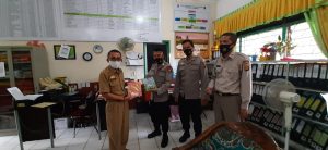 Bid Humas Polda Sumsel Bagikan Buku Bacaan Kepada Pelajar, Siswa SMP dan SMA