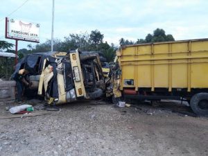 2 Dump Truck Bermuatan Karet Tabrakan 1 Orang Tewas