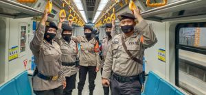 Kegiatan Patroli Dan Pengawalan Polwan Dit Pamobvit Polda Sumsel Di 13 Stasiun LRT Palembang