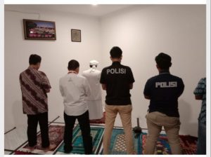 Rizieq Shihab Sholat Berjamaah Bersama Anggota Polda Metro Jaya