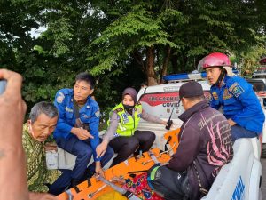 Kasat Lantas Polres Muara Enim, Evakuasi Korban Laka Tunggal Mobil Masuk Sungai