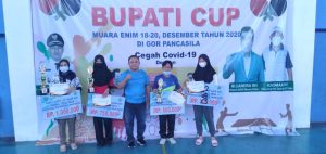 H. YANDRA ISKANDAR, ST, MSi WAKILI KETUA KONI RESMI TUTUP KEJUARAAN TENIS MEJA BUPATI CUP 2020