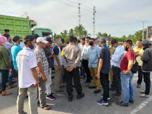 2 Hari Mediasi BPD Dan Perangkat Desa Melanjutkan Unjuk Rasa Di Jalan Lalu Lintas