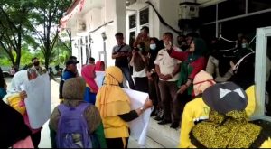 Para Ibu Di Muratara Demo Di Kantor Bupati