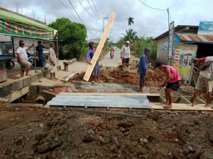 Warga RT 023 Adakan Giat Gotong Royong Benahi Gorong – Gorong Yang Rusak.