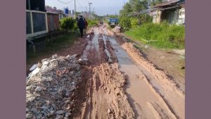 Nyaris tak dapat dilalui Jalan Nurul Iman Rusak Parah.