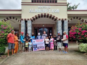 Yayasan Peduli Kaum Dhuafa Bagi Nasi Kotak kepada Kaum Dhuafa Di Komplek Grand Garden Bukit Sangkal Palembang