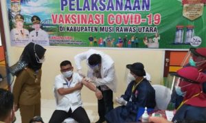 H. Devi Suhartono Wakil Bupati Muratara Orang Pertama di Vaksin Covid-19