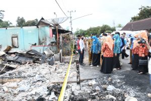 Ketua TP PKK Lahat Lahat Tinjau Lokasi Kebakaran di Kecamatan Tanjung Tebat