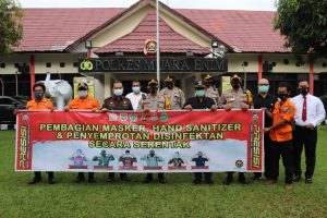 Lagi, Polres Muara Enim Bagikan Masker dan Penyemprotan Disinfektan