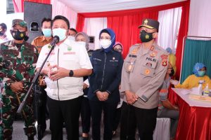 Kapolda Sumsel Dampingi Gubernur Hadiri Vaksinasi Covid-19 Bagi Pedagang Pasar Cinde Palembang