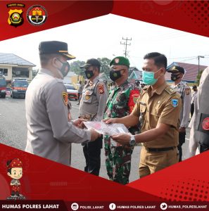 Kapolres Lahat Berikan Penghargaan Kepada 26 Personel Polres Lahat, Bhabinsa Kodim 0405 dan Lurah Sari Bunga Mas