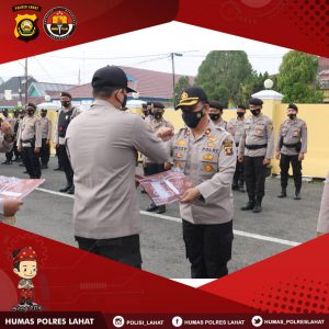 Kapolres Lahat Berikan Penghargaan Kepada 76 Personel Polres Lahat yang Berprestasi
