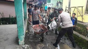 Menggiatkan Budaya Gotong Royong, Unsur Tripika Kecamatan Kota Lahat dan Masyarakat Bersinergi Bersihkan Lingkungan