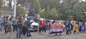 Massa Tergabung SBSI Sampaikan Aksi Desak Perusahaan Sediakan Fasilitas Transportasi Karyawan