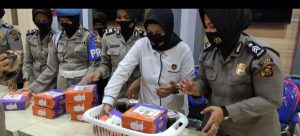 Hari Kartini, Polwan Polres Lahat  Bagikan Takjil