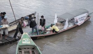 Kapal Ramadhan Bersandar, Warga Tepian Musi Sambut Bahagia Paket ACT Sumsel
