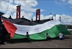 Tunjukkan Solidaritas, MRI ACT Palembang Kibarkan Bendera Palestina Raksasa di BKB