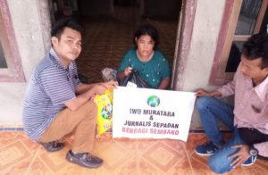IWO Muratara Bagikan 50 Paket Sembako Untuk Warga Miskin