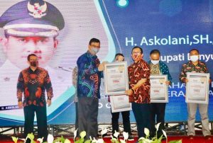 Bupati Banyuasin Terima Penghargaan Anugerah Dari Sahabat Pres ” SMSI”