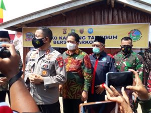 Kapolda Sumsel Bersama Bupati Banyuasin Resmikan Tebing Abang Kampung Tangguh Bersih Narkoba.