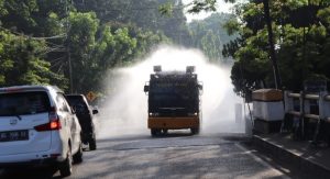 Cegah Covid-19, Dilingkup Kota Muara Enim di Semprot Disinfektan