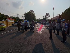 Terdampak Covid-19, Polres Lahat dan Kodim 0405/Lahat Bersinergi Bagikan sembako