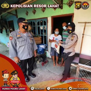 Polres Lahat Pendistribusian Beras 5 Kg Baksos pada Masyarakat Terdampak Covid-19