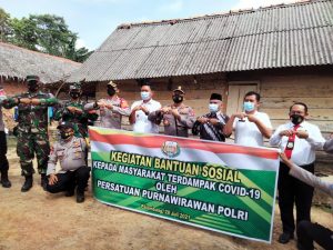 Kapolda Sumsel dan Persatuan Purnawirawan Polri Berikan Bantuan pada Masyarakat Terdampak Covid-19