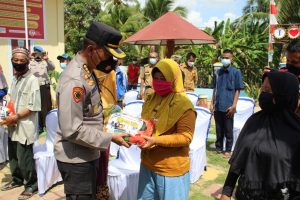 Kapolda Sumsel Berikan Bantuan Sembako Disekitaran Kantor Lurah Talang Bubuk