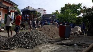 Warga Bukit Arkomba Residence Kembali Cor Jalan Poros Komplek Untuk Termin ke-III