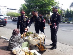 Makna Kemerdekaan Bersama Wakapolda, PJU Polda Sumsel dan Pedagang Kaki Lima