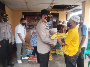 LSM SCW Salurkan Beras dari Polda Sumsel Kepada Warga Yang Terdampak Covid-19