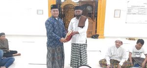 Polda Sumsel Menyerahkan Simbolis seperangkat Peralatan Hadroh kepada Ketua Masjid Alhuda H.Darul Jalal