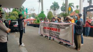 Puluhan Massa JCMP Mendesak Pemkot Palembang Berikan Bantuan Untuk Rakyat