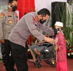Kapolri Minta Jajaran Terus Bantu Warga dan Gelorakan ‘Ayo Pakai Masker dan Ayo Segera Vaksin’