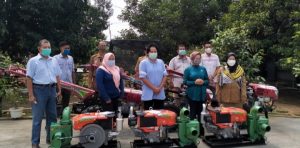 Berikan Bantuan Hand Traktor dan Pompa Air untuk Kelompok Tani, Sri Meliyana : Semangat Petani