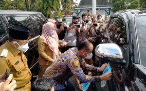 Bupati Lahat Pasangkan Logo Kendaraan Aset Daerah Milik Pemkab Lahat