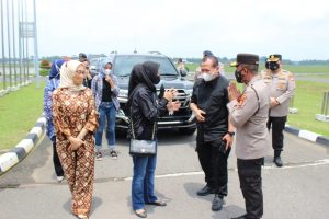 Wakapolda Sumsel Sambut Kapolda Sumsel  Irjen Pol Toni Harmanto di Bandara SMB II Palembang