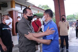 Koorsahli Kapolri, Berjalan di Antara personel dan Diantar Kapolda Sumsel, Irjen Pol Toni Harmanto Saat Akan Meninggalkan Palembang