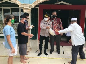 Polda Sumsel Kembali Bagikan Paket Sembako pada Warga Terdampak PPKM Mikro