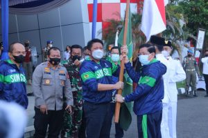 Kapolda Sumsel Mendampingi Gubernur HD melepas kontingen PON Sumsel,