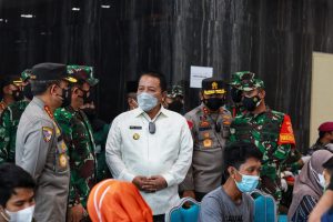 Pangdam II/Sriwijaya Dampingi Panglima TNI dan Kabaharkam Polri Tinjau Vaksinasi Massal di Kampus UIN Lampung