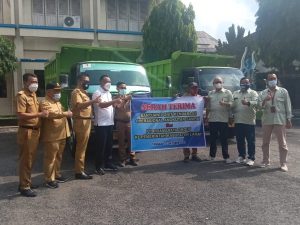 Bupati Lahat Terima Bantuan 2 Mobil Truk Angkut Sampah dari PT Priamanaya Grup