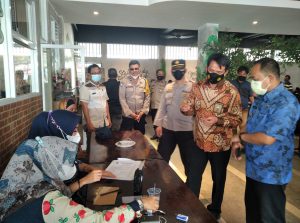 PJU Kepolisian Daerah Polda Sumsel Tinjau Langsung Kegiatan Keroyok Vaksinasi Masyarakat Palembang