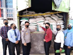 Ditreskrimsus Polda Sumsel Mmankan Mobil Truk Tronton Yang Mengangkut Pupuk